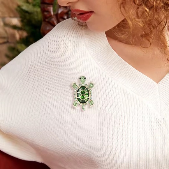 Green Turtle Crystal Brooch - Picture 8 of 9